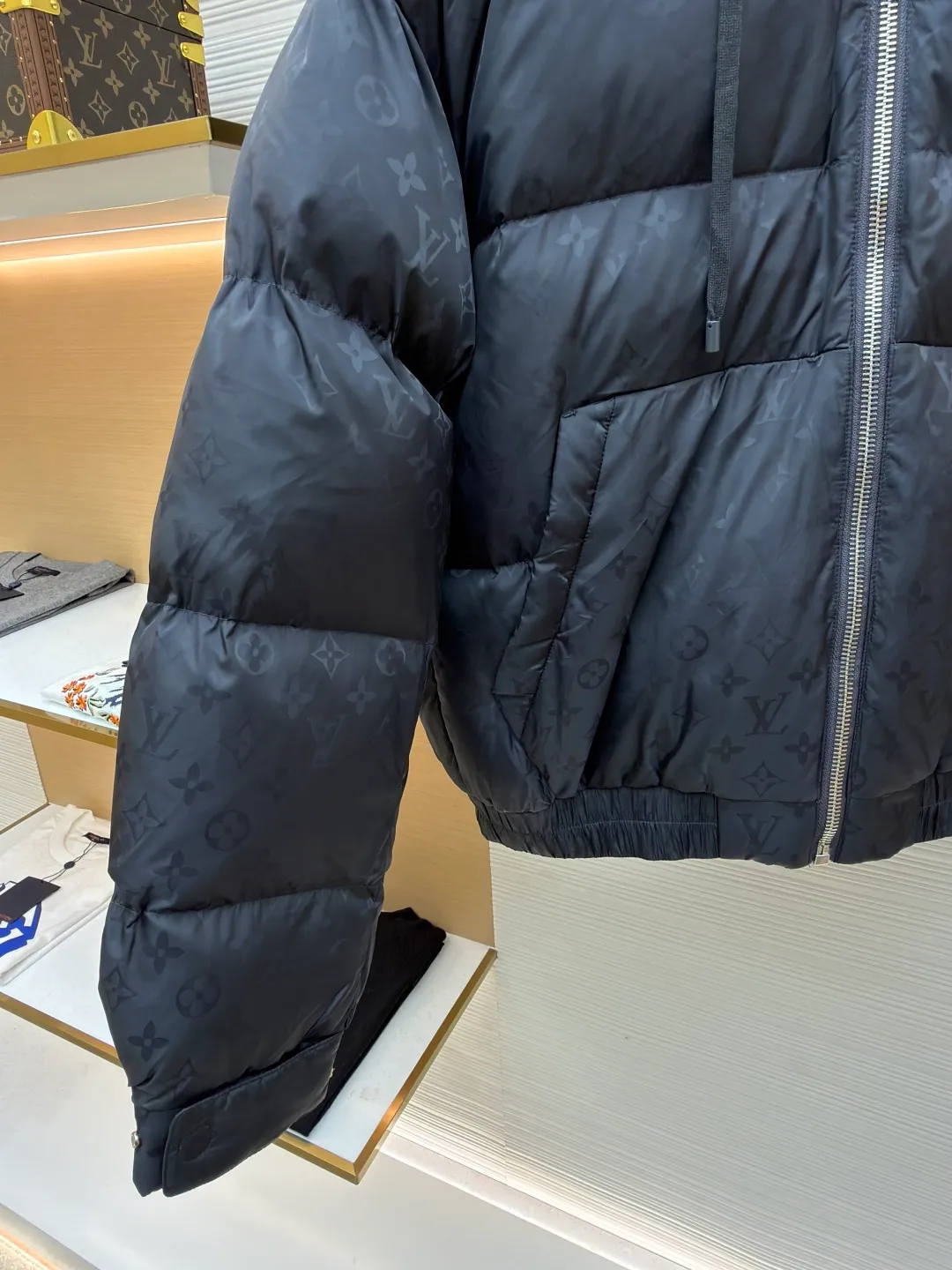 LOUIS VUITTON Presbyopia fleece lining cotton jacket ●Original version: Purchased and developed for 36500 ●Item number: 1680784-E10 ●Fabric: nylon fabric ●Technology: yarn-dyed jacquard production ●Version: fitted version ●Weight: about 1470 grams ●Size: 46-48-50-52 ●Description: The fabric is made of 75D nylon yarn-dyed jacquard fabric. We purchased a Y-version scanned pattern arrangement cycle to make a yarn-dyed pan head, and ordered weaving and dyeing of bulk fabrics. The bottom surface was painted to increase the feel of the fabric. The front panel + pocket double reduction pattern was cut by hand, and the back panel was centered to position the pattern. The inner lining is made of polyester lambswool fabric, and the inner liner is made of 32 0T anti-velvet gallbladder, machine-filled graphene fluffy cloud velvet material, infrared heat storage function, warmth retention ability comparable to down. The epaulettes, anti-slip buckles, and puller pendants are all made of real cowhide with three sets of embossing molds. The inside of the leather tag is filled with silicone material to create a three-dimensional letter effect. The overall wiring is straight and delicate, the fabric is comfortable and soft, and the color is consistent without color difference. It can be matched with the same style to create a fashionable look, and can be used in various occasions. Customized accessories, complete with three standards, same style for men and women!